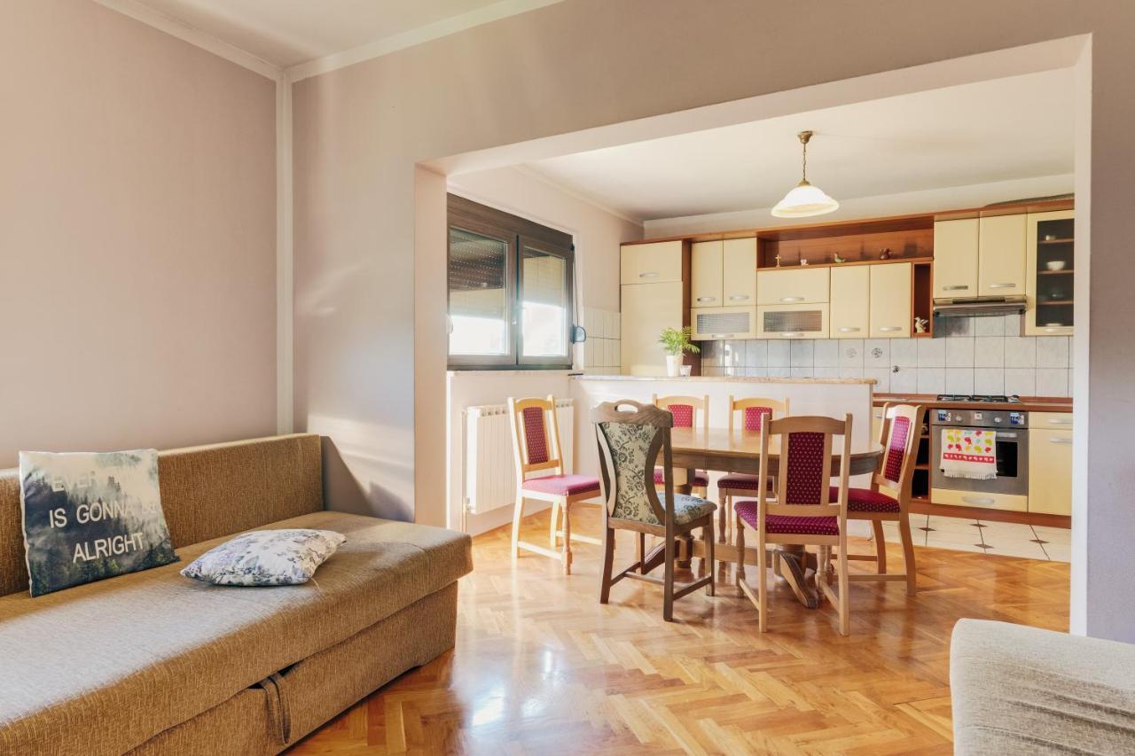 Apartments Lucija สลูน ภายนอก รูปภาพ