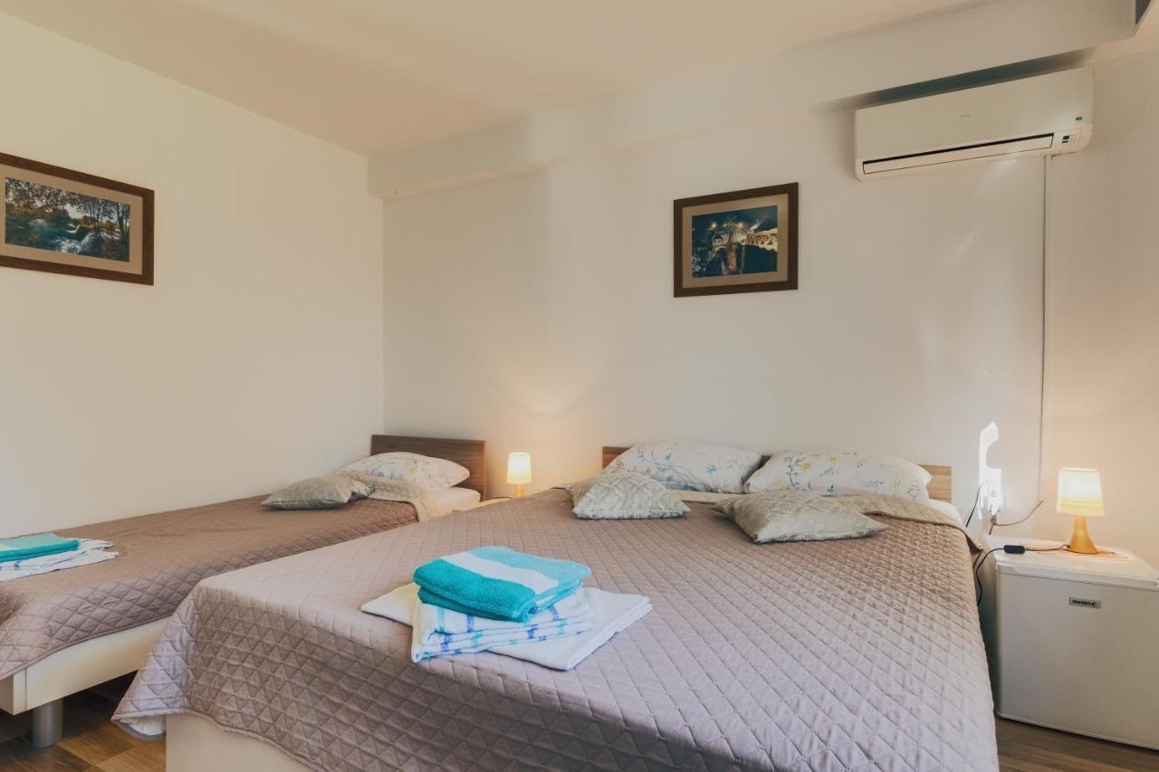 Apartments Lucija สลูน ภายนอก รูปภาพ