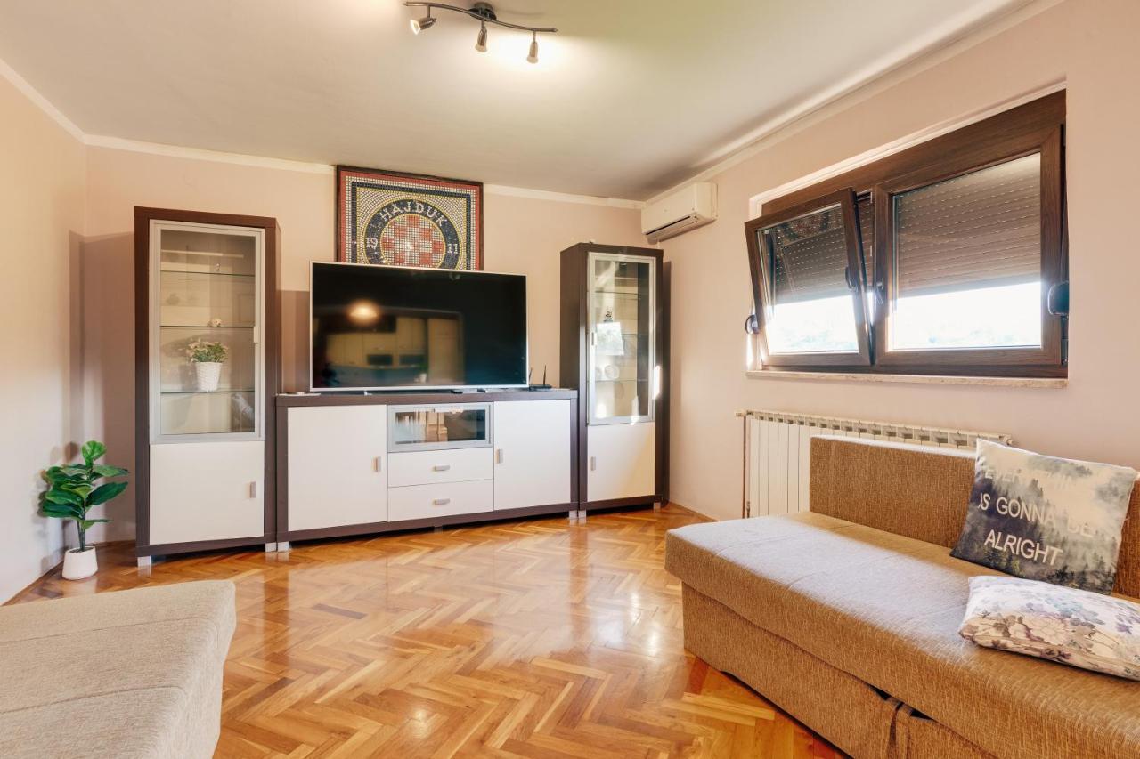 Apartments Lucija สลูน ภายนอก รูปภาพ