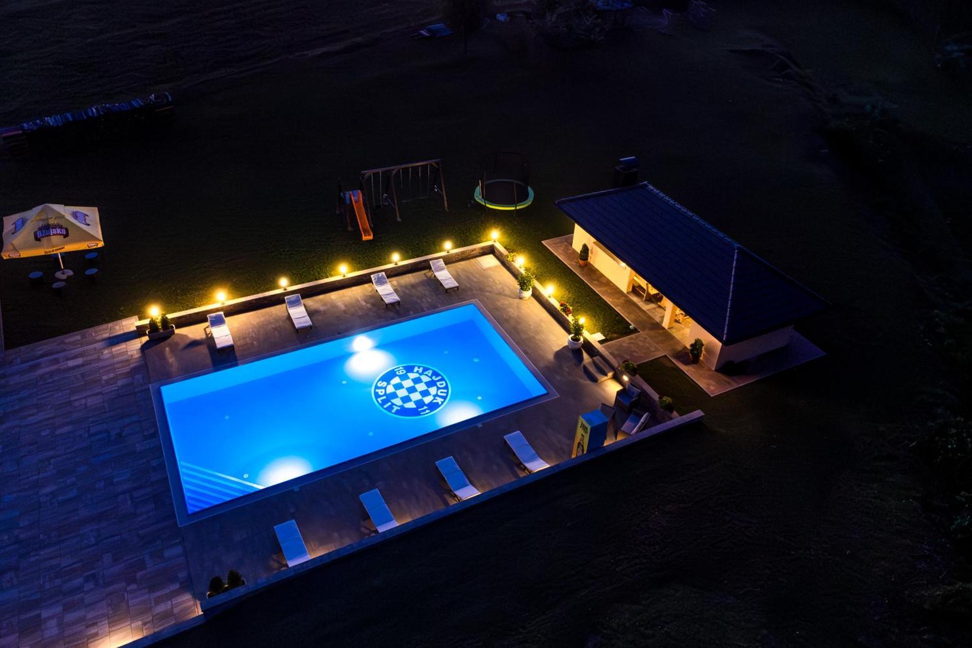 Apartments Lucija สลูน ภายนอก รูปภาพ