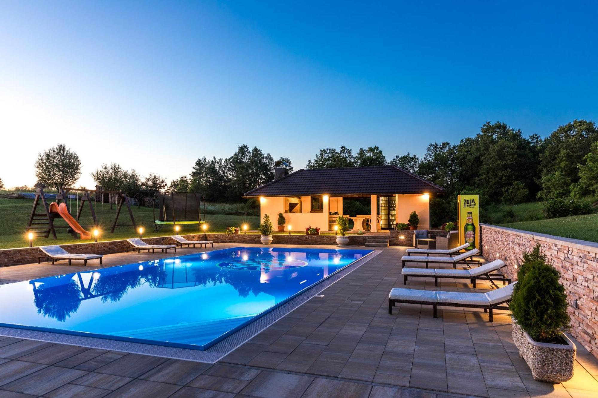 Apartments Lucija สลูน ภายนอก รูปภาพ