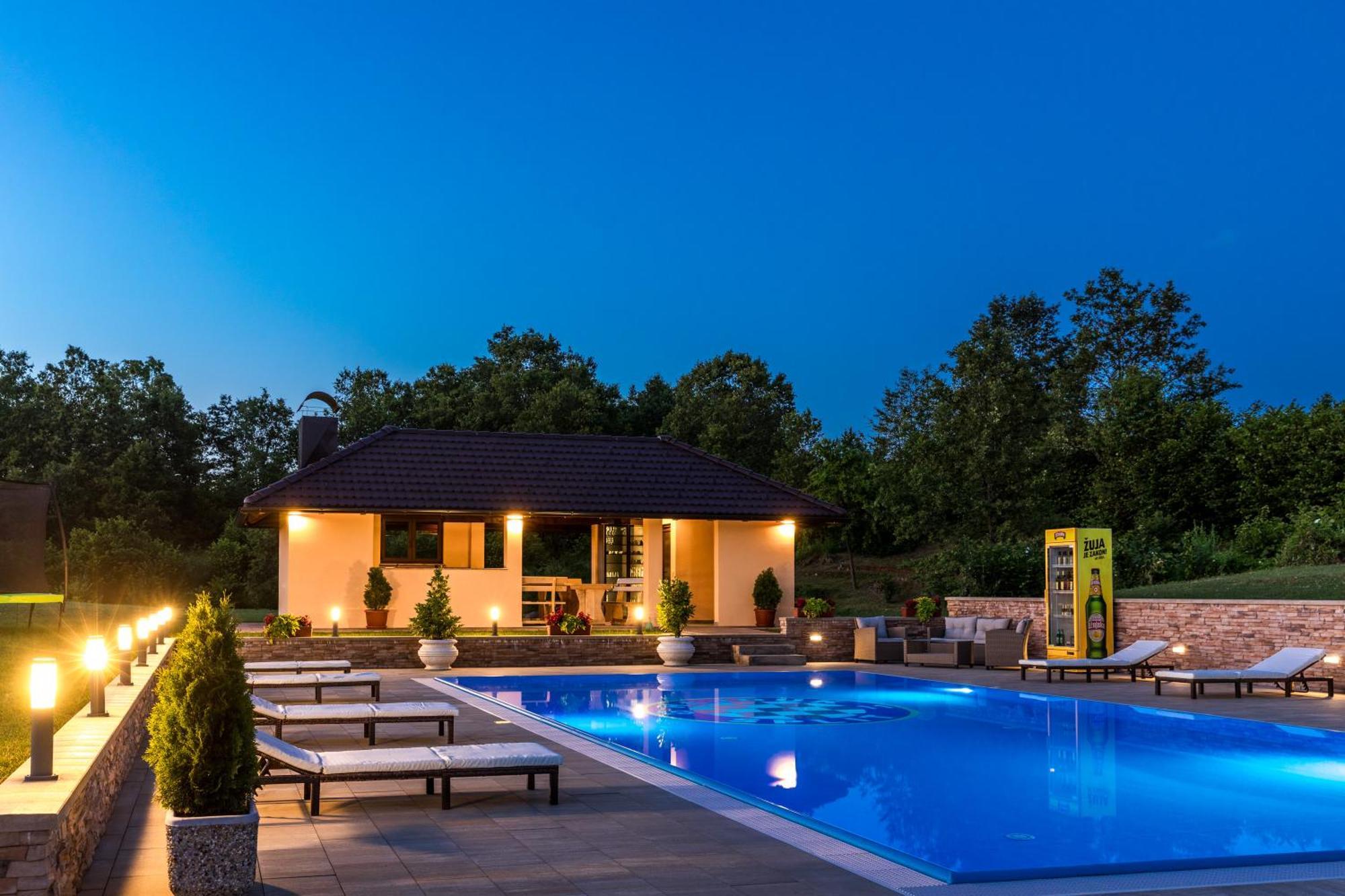 Apartments Lucija สลูน ภายนอก รูปภาพ
