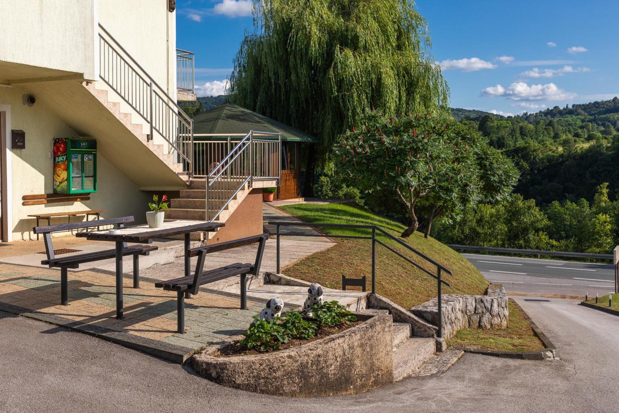 Apartments Lucija สลูน ภายนอก รูปภาพ